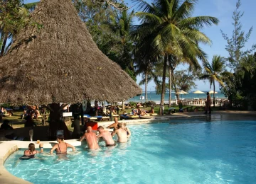 Swim up bar scaled (1)
